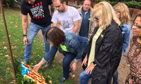 ERC Cambrils fa l'ofrena floral al monòlit de l'11 de setembre del parc del Pescador