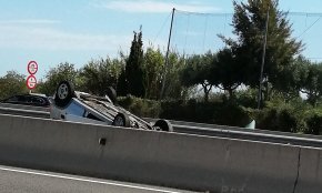 Un vehicle bolca a l'A-7 després de col·lidir lateralment amb un altre turisme