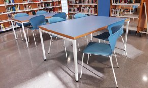 La biblioteca Josep Salceda i Castells renova part del seu mobiliari 