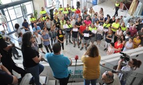 La RLT que no arriba i el pagament amb retard de la darrera nòmina motiven una protesta dels treballadors municipals