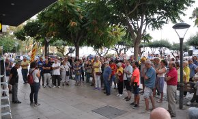 Prop de 200 persones s'apleguen al port per commemorar el segon aniversari de l'1-O
