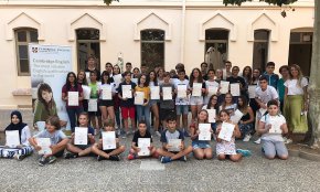 Una setantena d'alumnes del col·legi Cardenal Vidal i Barraquer rep els diplomes d'anglès de la Universitat de Cambridge