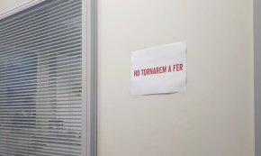 La Junta Electoral ordena la retirada de cartells per la llibertat dels presos polítics de les portes dels despatxos municipals