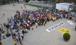 Prop d'un miler de persones es manifesten a Cambrils contra la sentència als presos polítics