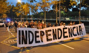 Una setantena de persones fan arribar la protesta per la sentència del TS davant les casernes de la Guàrdia Civil i dels Mossos