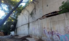Una part de la paret de nínxols del cementiri parroquial queda malmesa pels aiguats