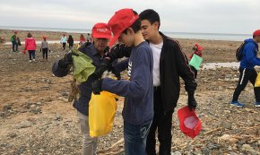 Alumnes de primer d'ESO del col·legi Cardenal Vidal i Barraquer recullen prop de 400 quilos de residus a la platja