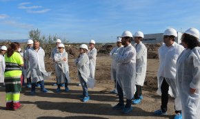 Una quarantena de representants municipals coneixen el Centre de Gestió de Residus del Baix Camp