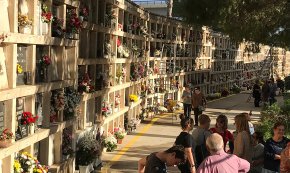 El cementiri parroquial centra l'atenció ciutadana de la festivitat de Tots Sants