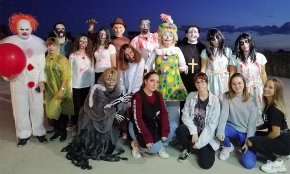 Els veïns del Molí de la Torre celebren la festa de Halloween amb un passatge terrorífic