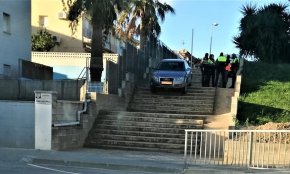 Un conductor queda «estacionat» en un tram d'escales, a la urbanització de la Dorada