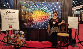 Montserrat Forcadell recull el seu premi al Festival de Quilts de Houston
