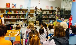 La Biblioteca acull una sessió de contes familiars per a petits i grans