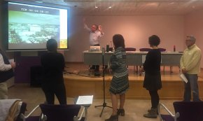 Alumnes del Servei Local de Català participen a un taller de doblatge