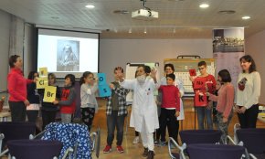 Les doctores White i Black discrepen sobre «Els secrets de la taula periòdica» en un espectacle científic familiar