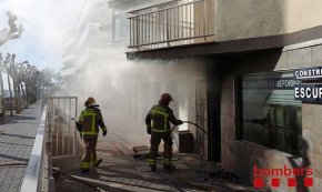 Incendi a unes oficines de la rambla del Regueral