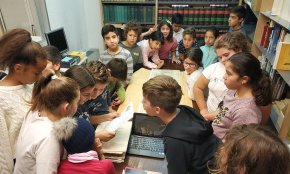 Alumnes de l'escola Joan Ardèvol aprenen a ser historiadors a l'Arxiu Municipal