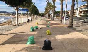 La CUP recull una trentena de bosses de residus a la platja del Regueral