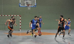 Un triple en els últims segons de partit dóna la victòria al CB Cambrils a la pista del líder, el Bàsquet Teresianes