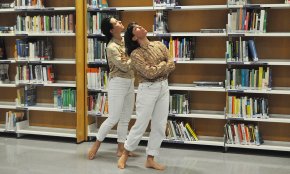 La dansa i la poesia de Joan Brossa s'uneixen a la peça «Olor de menta», a la Biblioteca Josep Salceda i Castells
