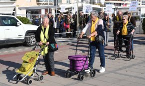 Una cinquantena de persones es manifesten al port contra la repressió policial 