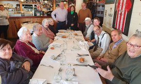 El restaurant Kupela convida a un dinar de Nadal a trenta persones grans que viuen en residències