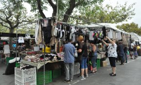 El govern municipal no es planteja reobrir la part d'alimentació del mercadet ambulant