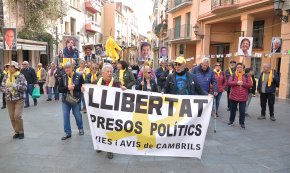 Una setantena de persones participen a la concentració setmanal dels Avis i Àvies