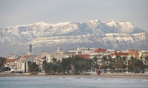 L'intens temporal de fred, acompanyat de pluja i vent, es fa notar a Cambrils