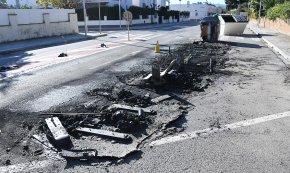 Un incendi calcina una bateria de contenidors a la urbanització MarCambrils