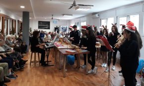 Alumnes del col·legi Cardenal Vidal i Barraquer ofereixen un concert de nadales i poemes a la residència Cambrils Suite