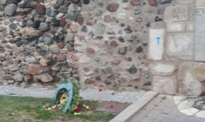 Destrueixen l'ofrena floral amb l'estelada dipositada per l'ANC a l'acte de commemoració del Setge