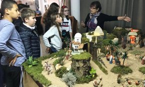 Els alumnes de 1r d’ESO del col·legi Cardenal Vidal i Barraquer visiten el pessebre de Carme Martí