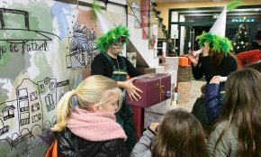 Els carrers del port es converteixen en un gran "Magatzem dels regals de Nadal"