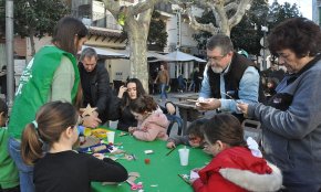 L'activitat «Tallers a la plaça» enceta el programa «Juguem per Nadal, un Nadal per jugar i per aprendre»