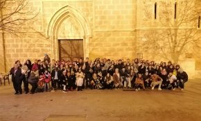 Molts cambrilencs donen la benvinguda a l'any 2020 a les places de l'església de Santa Maria i de Sant Pere