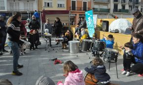 Taller de dansa i de percussió per a la canalla a la plaça del Pòsit 