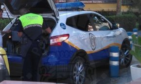 Un camió fa caure un pal d'electre a l'aparcament de l'Àrea Cooperativa i provoca danys a set vehicles aparcats