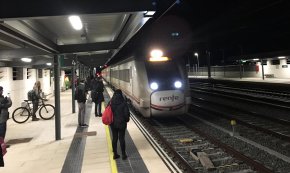 Retard d'un quart d'hora en la sortida del primer tren a Barcelona des de la nova estació de Cambrils