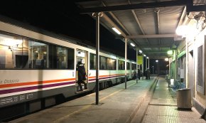 Adéu a la «vella» estació de tren, després de 155 anys de servei (vídeo del darrer tren sortint de l'estació de Cambrils cap a Barcelona)