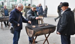 Unes 200 persones participen a l'esmorzar popular de la Cooperativa Agrícola