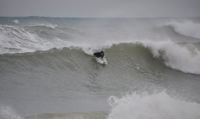 Els amants del surf aprofiten la forta llevantada