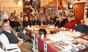 El local de projecció de Lluís Domingo acull una sessió de cinema amb el ciclisme com a protagonista