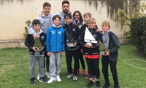 El regatista del CN Cambrils, Iker Múgica, puja al més alt del podi al V Trofeu President Optimist celebrat al Garraf 
