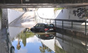El pas sota el pont de la via a Vilafortuny, també inundat