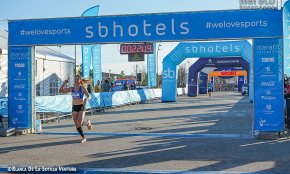 Set posicions del podi dels atletes del Club Atletisme Cambrils al primer control de febrer en pista