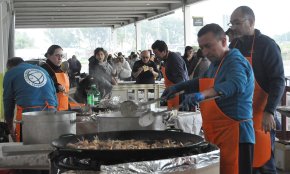 La Cooperativa Agrícola acull la fregida de galeres i calçots, el primer acte popular de les Jornades de la Galera