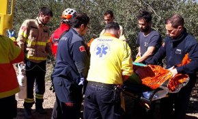 Els Bombers rescaten un home de 74 anys que va caure mentre collia espàrrecs pel terme