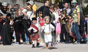 La canalla mostra les seves disfresses en un animat Carnaval Infantil (conté galeria fotogràfica)