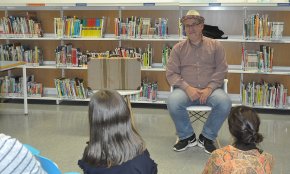 El narrador Albert Estengre ofereix una sessió de «Contes per telèfon» a la Biblioteca Josep Salceda i Castells